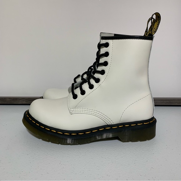 The Dr. Martens Women’s 1460 Smooth Leather Lace Up Boots-Size 6 NWT - Picture 3 of 11